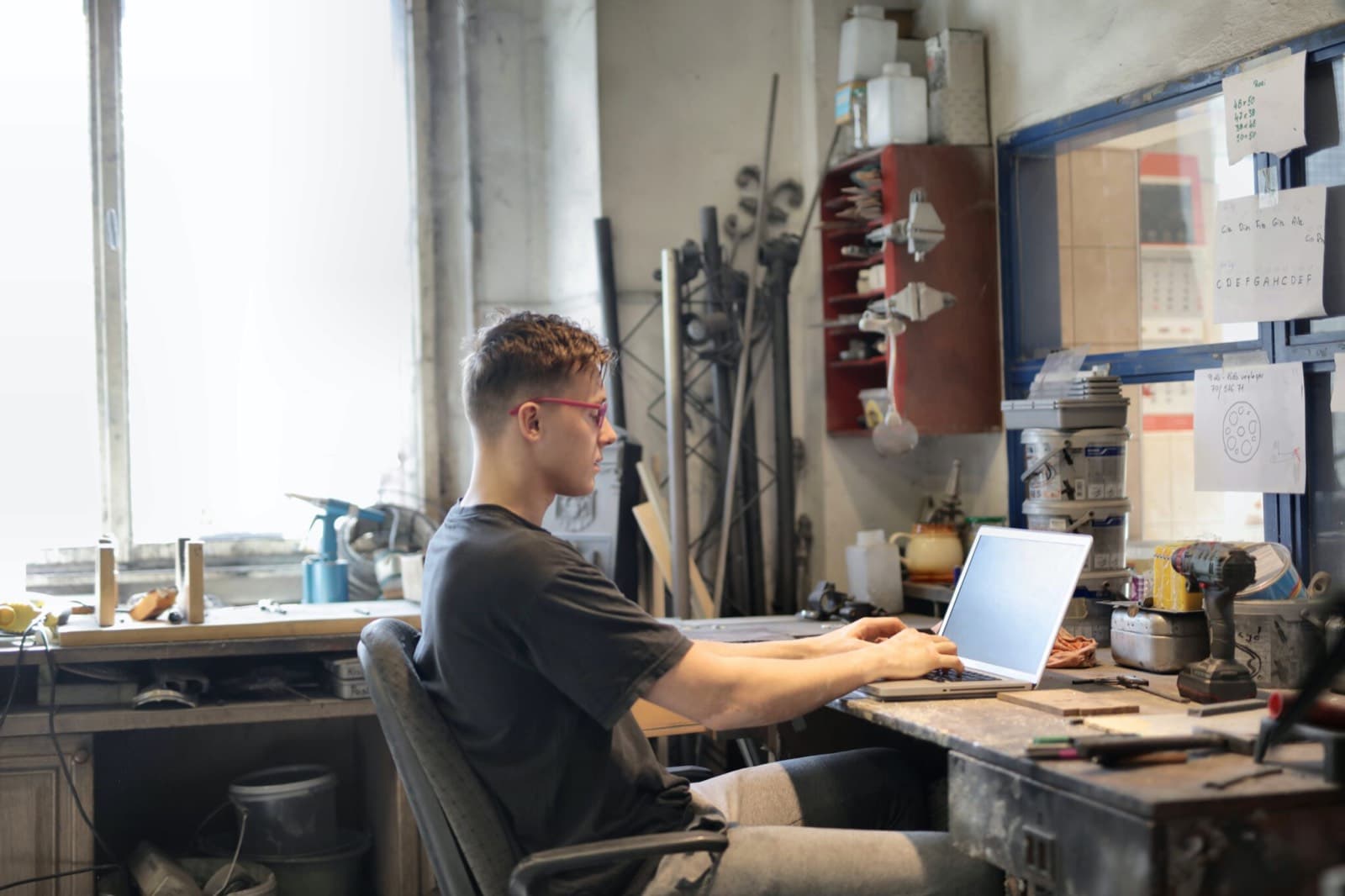 Werkvoorbereiding achter een laptop in de werkplaats