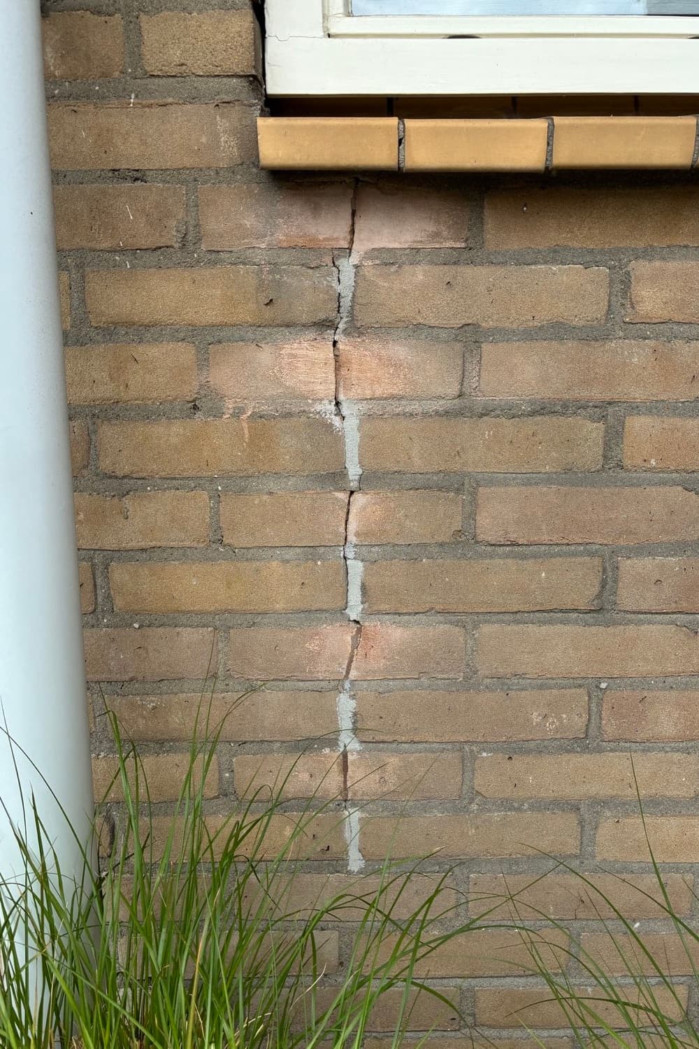 Scheurvorming in het metselwerk, hersteld met nieuw voegwerk